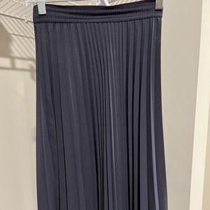 Great condition. Size 4. I am 5’4” and it hits right at my knees